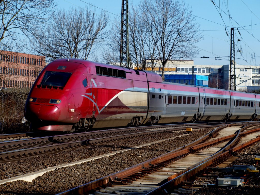Der Thalys von K�ln nach Paris legt sich am 03.03.2010 vor Rothe Erde bei Aachen in die Kurve.