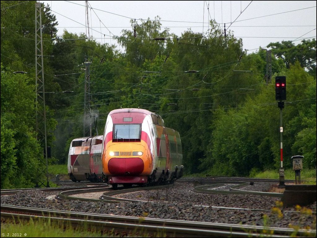 Der Thalys im Regen unterwegs nach Aachen. Schn zu sehen ist die Gichtfahne am Stromabnehmer.Location:Eschweiler/Juni 2012.