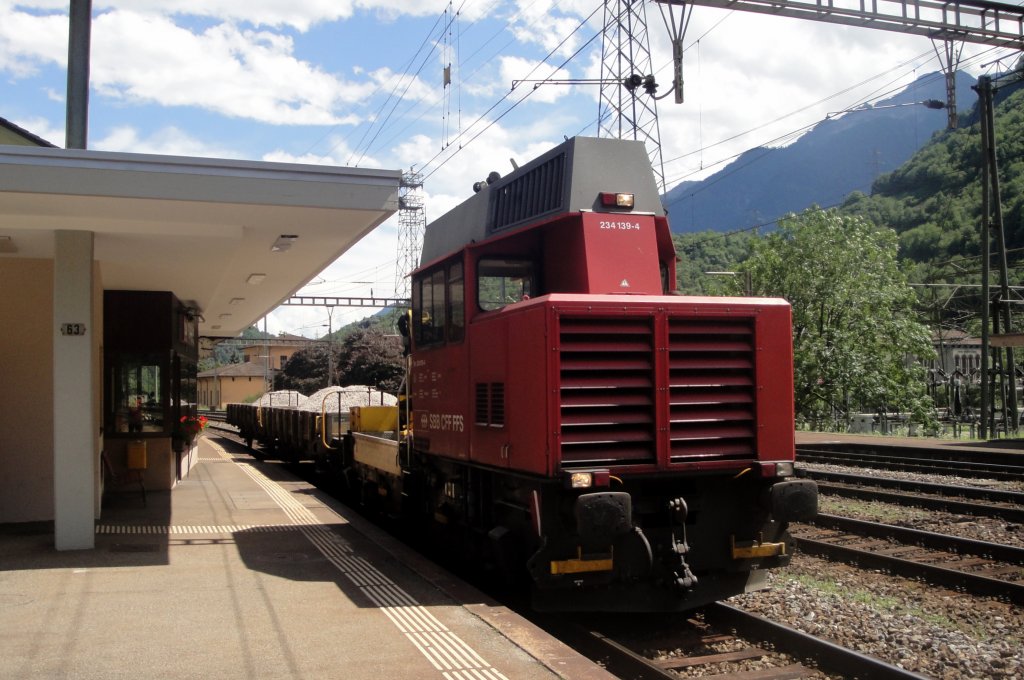 Der Tm 234 139-4 erreichte soeben am 15.07.11 mit 2 beladenen Xs den Bahnhof Lavorgo.