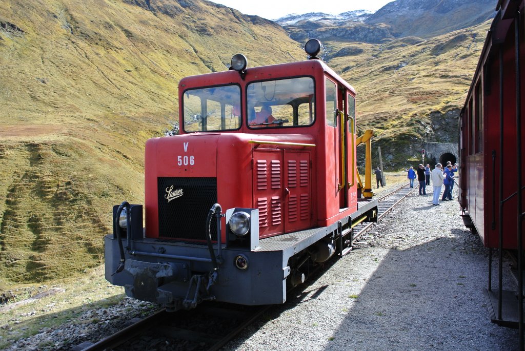 Der Tm 506 leistete dem Dampfzug aus Oberwald durch den Furkascheiteltunnel Schiebedienst, und wird nun in Furka abgehngt. Anschliessend fhrt dieesr spezielle Traktor leer wieder zurck, 28.09.2012.
