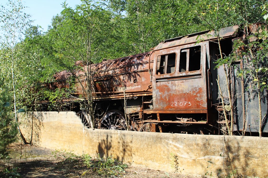 Der Torso von 22 073 am 16.09.2012 im Bw Falkenberg Oberer Bahnhof. Das Gelnde dient nur zur Aufbewahrung von Fahrzeugen und ist nur an wenigen Tagen im Jahr zugnglich. 

