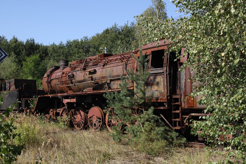 Der Torso von 50 3693 am 16.09.2012 im Bw Falkenberg Oberer Bahnhof. Das Gelnde dient nur zur Aufbewahrung von Fahrzeugen und ist nur an wenigen Tagen im Jahr zugnglich.

