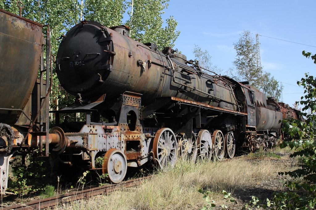 Der Torso von 52 8092 am 16.09.2012 im Bw Falkenberg Oberer Bahnhof. Das Gelnde dient nur zur Aufbewahrung von Fahrzeugen und ist nur an wenigen Tagen im Jahr zugnglich.
