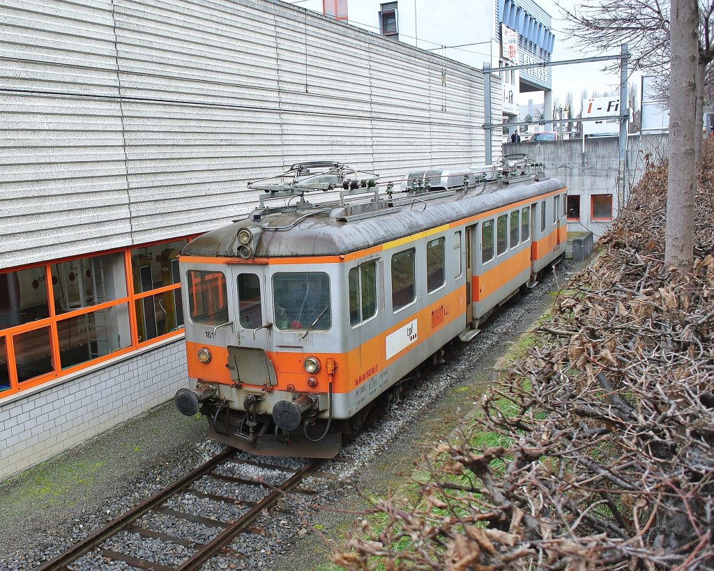 Der TPF, Ex. GFM, Triebwagen, Xe 94 85 7537 161-2 (Dienstbezeichung, da nicht mehr im Personentransport eingesetzt), wartet am 03.01.2013 hinter dem Depot in Fribourg auf sein weiteres Schiksal. Der Triebwagen ist einer von 7, welcher in den Jahren 1946-1948 gebaut wurden. In Betrieb gesetzt wurde er als ABe 4/4 161. In den 60er Jahren wurden 5 dieser Triebwagen zu ABDe umgebaut (ein D Abteil wurde eingebaut). Die Triebwagen wurden nach und nach verschrottet. Dank der Verwendung als Dienstriebwagen ist er bis heute noch erhalten gebliegen.