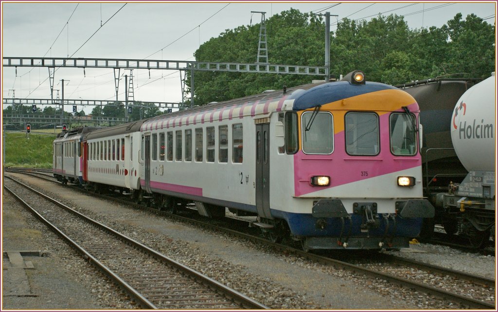 Der TPF Regionalzug 7, bestehend aus ex MThB  seehas  Bt, TPF B und ex MTHB  seehas  ABDe 537 176-6 erreicht von Bulle kommend Romont. 
27. Mai 2011