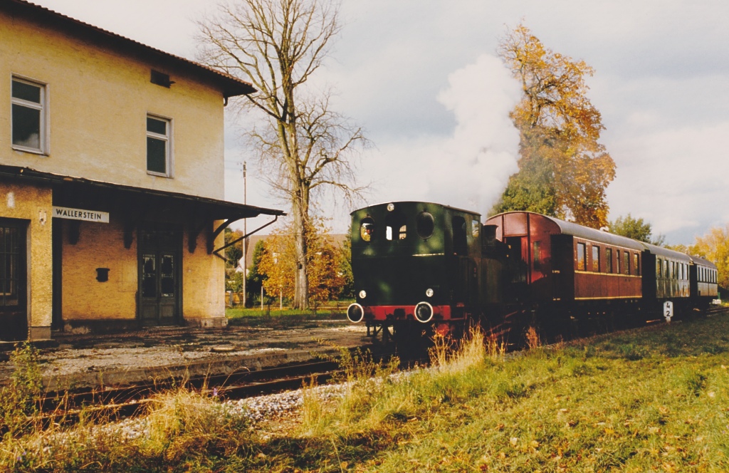Der Traditionszug des Bayerischen Eisenbahnmuseums nach Nrdlingen hlt im Oktober 1988 in Wallerstein vor dem noch unverbauten Empfangsgebude.