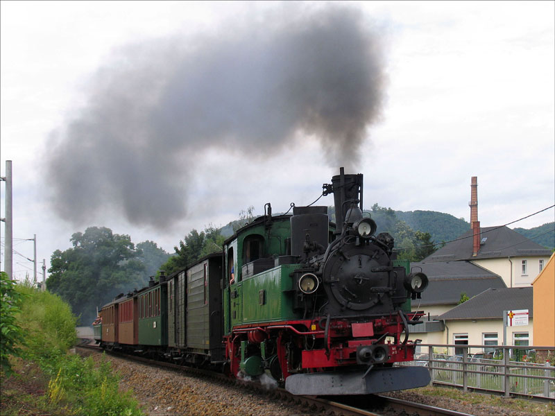Der Traditionszug mit IV K -Lok 176 (ex 99 586) bei Ausfahrt aus Freital-Hainsberg nach Dippoldiswalde; 18.07.2010
