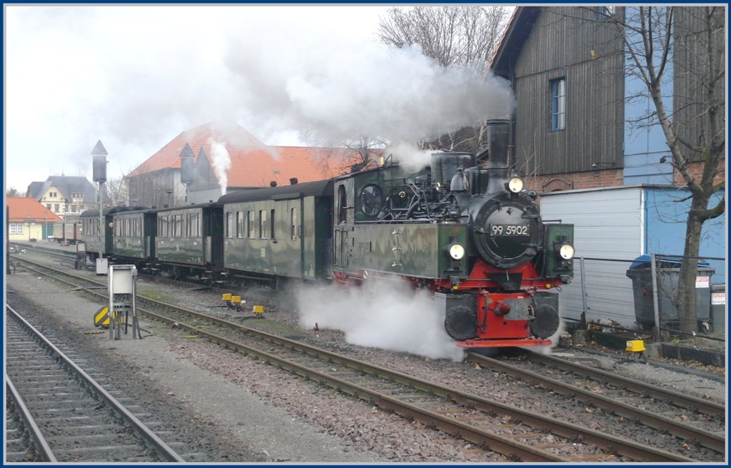 Der Traditionszug mit Malletlok 99 5902 verlsst Wernigerode zu einer Fahrt zum Samichlaus. (06.12.2009)