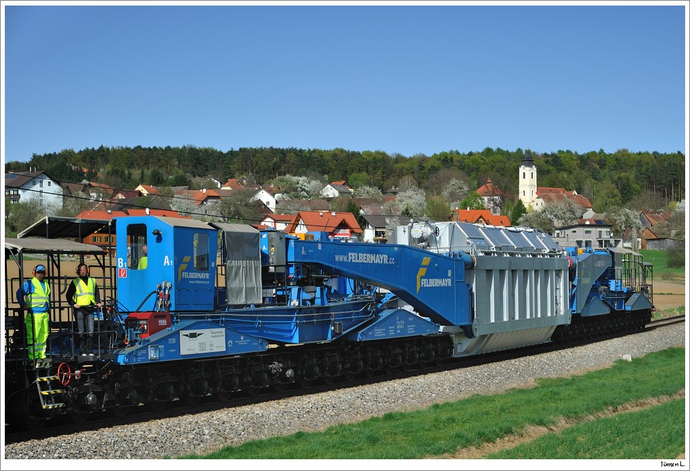 Der Trafo des 49180; im Hintergrund ist St.Johann i.d. Haide; 10.4.2011