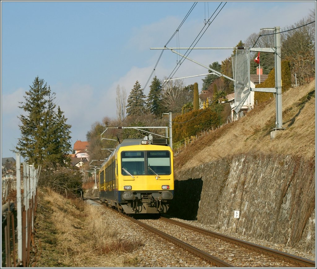 Der  Train des Vignes  von Vevey nach Puidoux-Chexbres kurz vor Chexbres am 22. Jan. 2011.