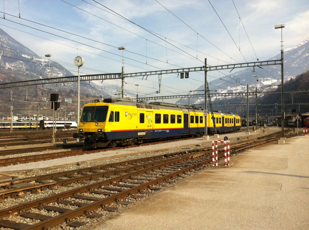 Der  Train des Vignes  wird seit der Schliessung des Unterhaltstandortes Lausanne jeweils fr den Unterhalt nach Brig berfhrt. Dieser Kurzpendel besteht aus dem
RBDe 560 131-5 und dem Bt 50 85 29-35 931-9, Brig, 11.02.2012.