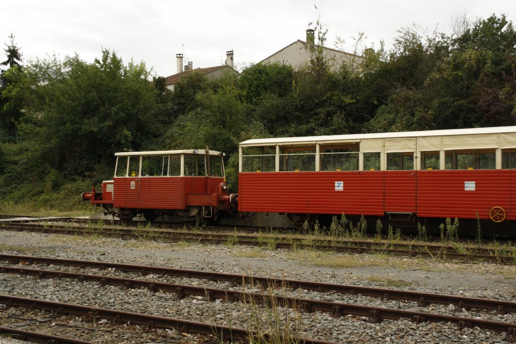 Der Train Touristique de l'Albret (TTA) mit einer Draisine DU 65 (6 070) als Zugfahrzeug am 17.09.2010 bereit zur Abfahrt von der Renaissancestadt Nrac zur mittelalterlichen Stadt Mzin im Bahnhof von Nrac