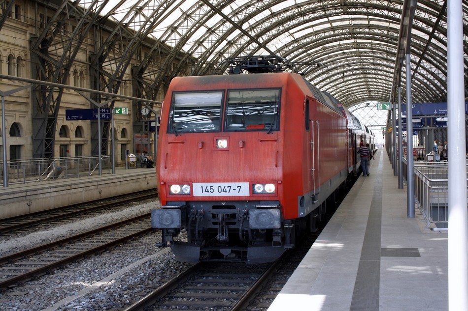 Der Traktionswechsel hat begonnen, abgelst wird die BR 143 nun zunehmend von der BR 145, hier die 145 047-7 im Dresdener Hbf. am 01.05.2011 mit einem RE nach Bad-Schandau, die Elbe hinauf.