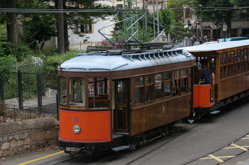 Der Tram 21 steht am 30.7.11 in Soller