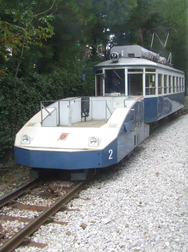 Der Tramvia Gegenzug Talabwrts auf der Fahrt vom nahegelegenen Berg in die Triester Innenstadt am 30.10.2010. Der Straenbahnwagen ist nur mehr oder weniger auf den Seilbahntriebkopf aufgelegt, damit dieser das Fahrzeug den Berg hinab bremst.
