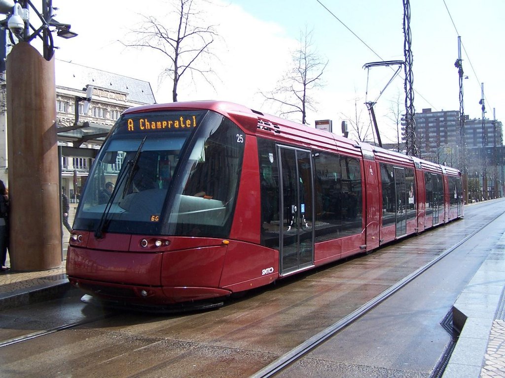 Der Tranlohr Nr 25 an der Haltestelle Place de Jaude am 27/03/10.