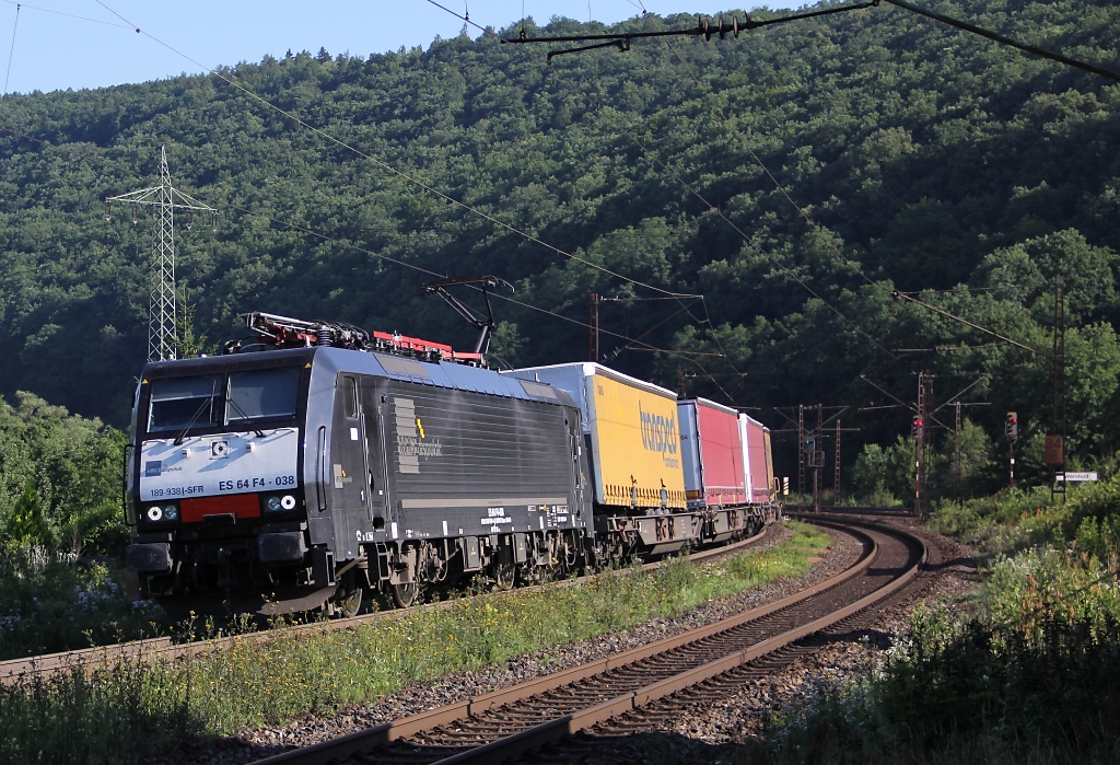 Der  Transped -Zug in Fahrtrichtung Sden mit 189 938 (ES 64 F4-038). Aufgenommen am 10.07.2012 in Wernfeld.