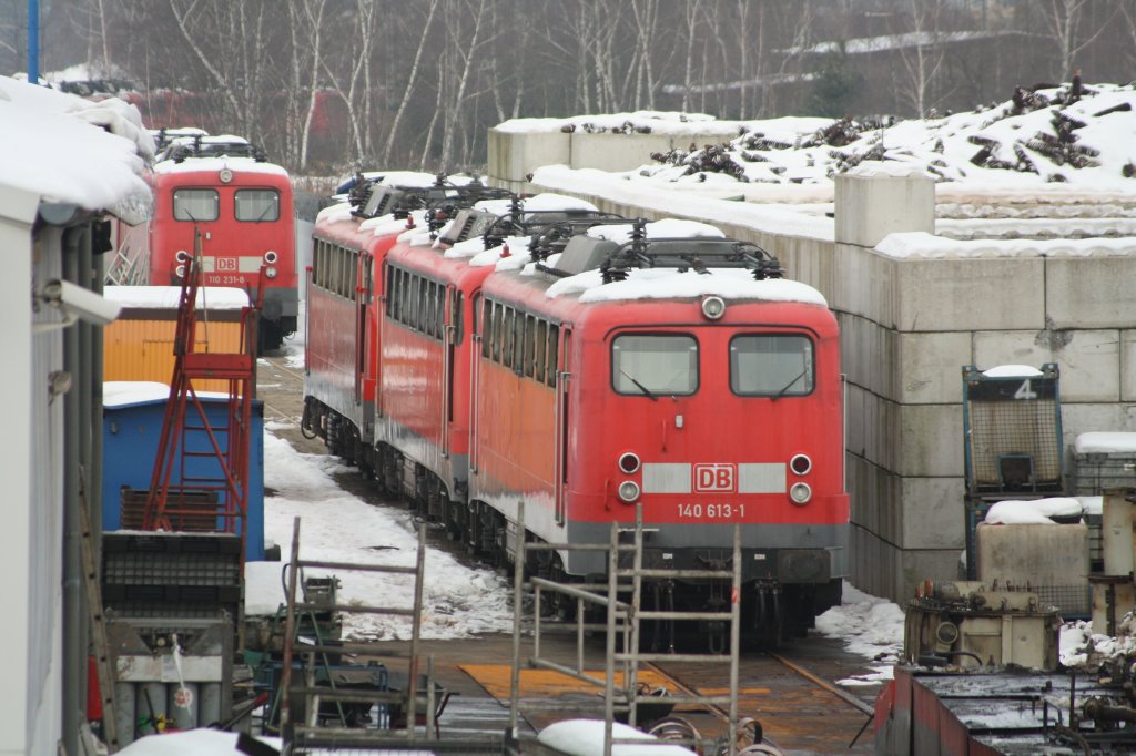 Der Traurige anblick eines jeden Eisenbahnfreundes von der Straenbrcke  auf das Gelnde von O. P. B. aus O. im Kreis LEV.
Im Bild 140 613 die auf ihre zerlegung wartet.
Am 05.01.2011