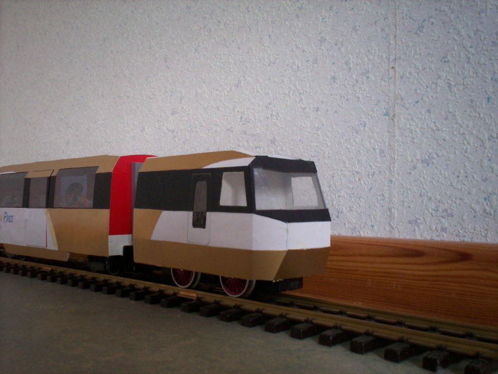 Der Triebkopf der Goldenpass Garnitur wirkt mit seiner Lackierung wie ein Bgeleisen.