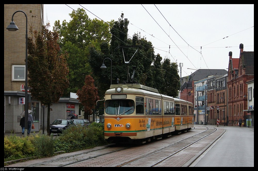 Der Triebwagen 1017 mit dem Beiwagen 1057 am 2. November 2010 in Ludwigshafen-Mundenheim.