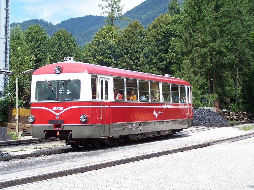 Der Triebwagen 22 verlsst nach die beide Dampfzge den Bahnhof St-Wolfgang am 08/08/10.