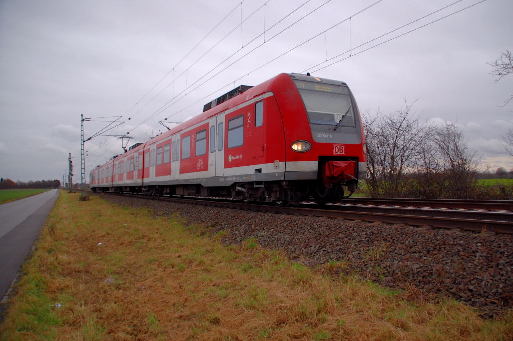 Der Triebwagen 423 552-9 ist hier kurz vorm Bahnhof Norf an der KBS 495 zu sehen.
Als Ziel seiner fahrt ist im Zielanzeiger S11 Dsseldorf Flughafen zu lesen . Sonntag 4.12.2011
