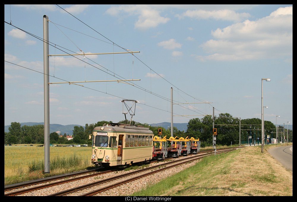 Der Triebwagen 77 am 27. Juni 2010 nahe des Hp Pforzheimer Stra�e.