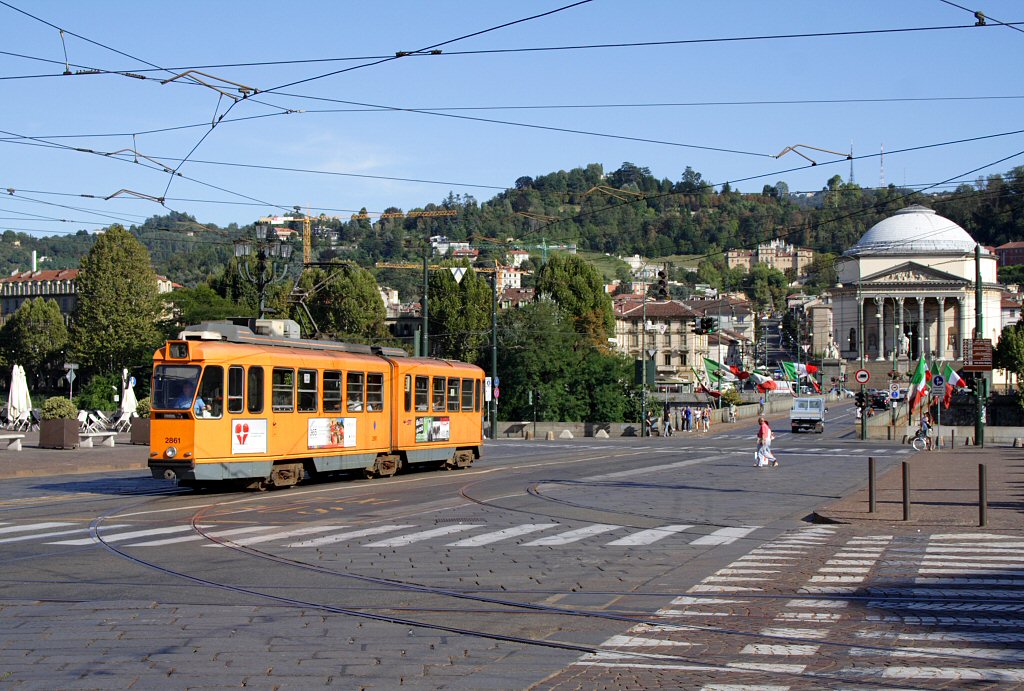 Der Triebwagen der Nummer 2861 ist unterwegs auf der Linea 13 von der Chiesa della Gran Madre di Dio, welche sich im Hintergrund erhebt, nach Campanella und hat soeben den Po �berquert, Turin, 29.08.11