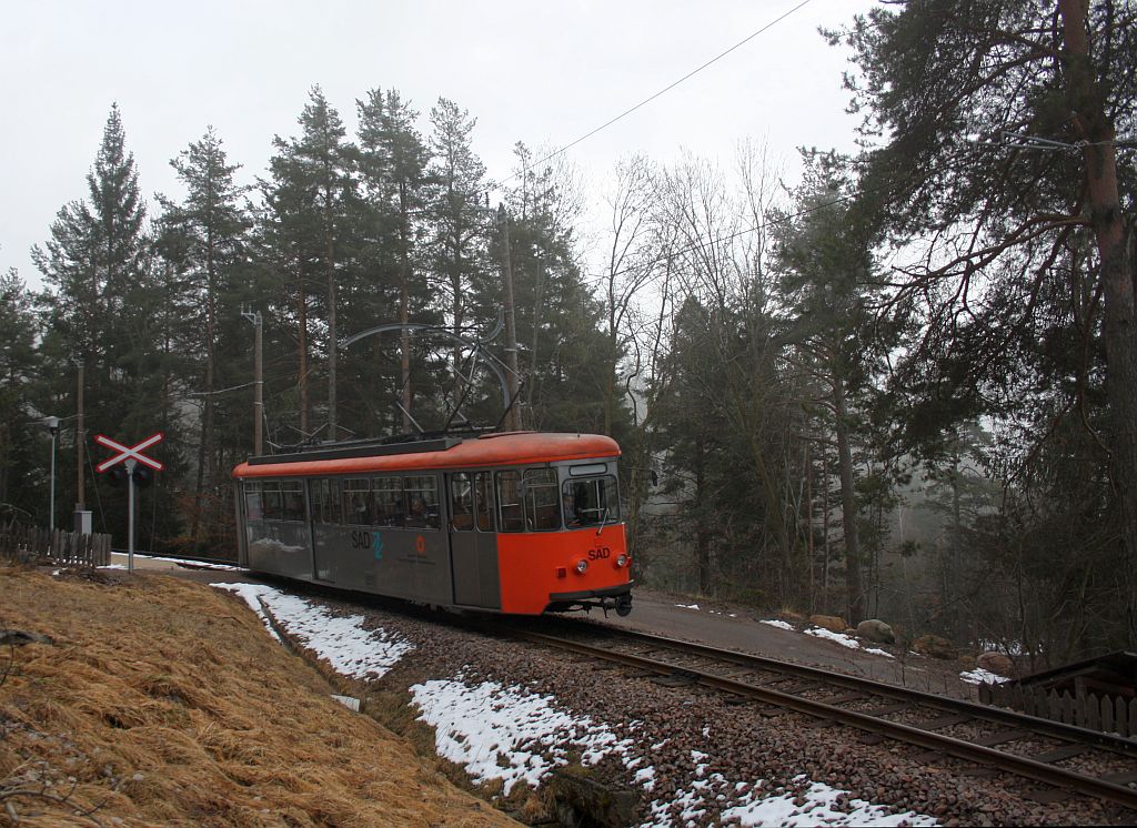 Der Triebwagen der Rittnerbahn, unterwegs im Waldstck kurz nach der Haltestelle Rinner. 21.02.11