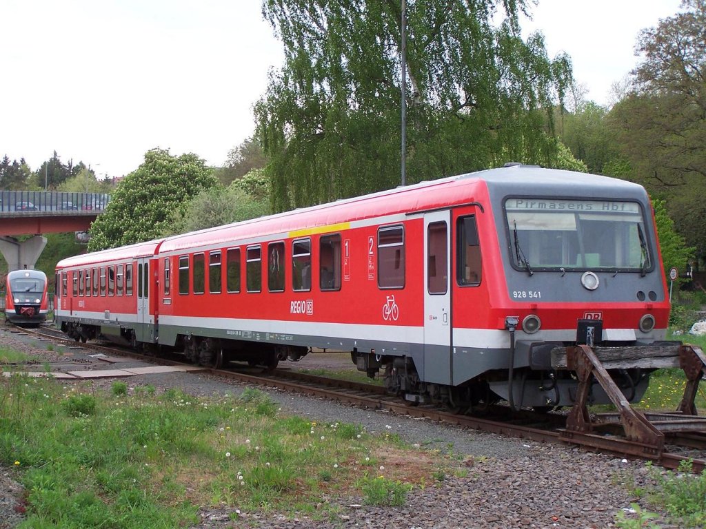 Der Triebwagen VT 628 541 im Bahnhof Pirmasens am 30/04/10.