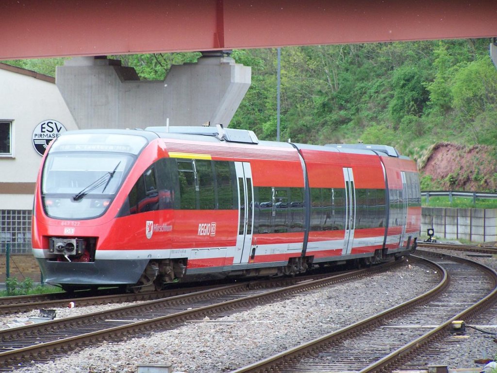 Der Triebwagen VT 643 527 verlsst soeben Pirmasens in Richtung Kaiserslautern am 30/04/10.