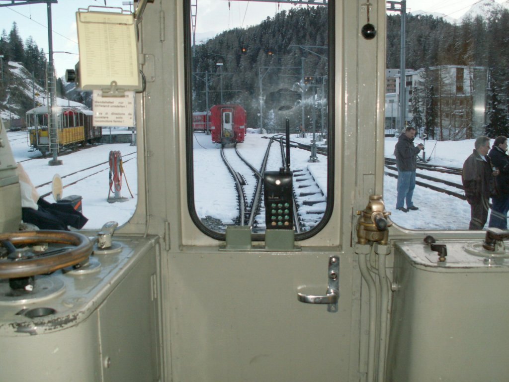 Der Triebwagenfhrer im ABe 4/4 Nr.34(1911)steht whrend der ganzen Fahrt auf der Plattform.Links und rechts befinden die Bedienungselemente fr den TW.(Nur das Funkgert gehrt in die Neuzeit)28.03.10