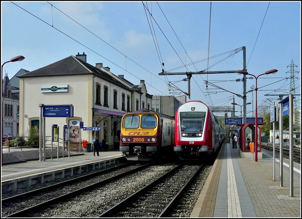Der Triebzug 2008 und ein Wendezug mit dem Steuerwagen 018 stehen am 09.10.2010 im Grenzbahnhof von Rodange. (Hans) 