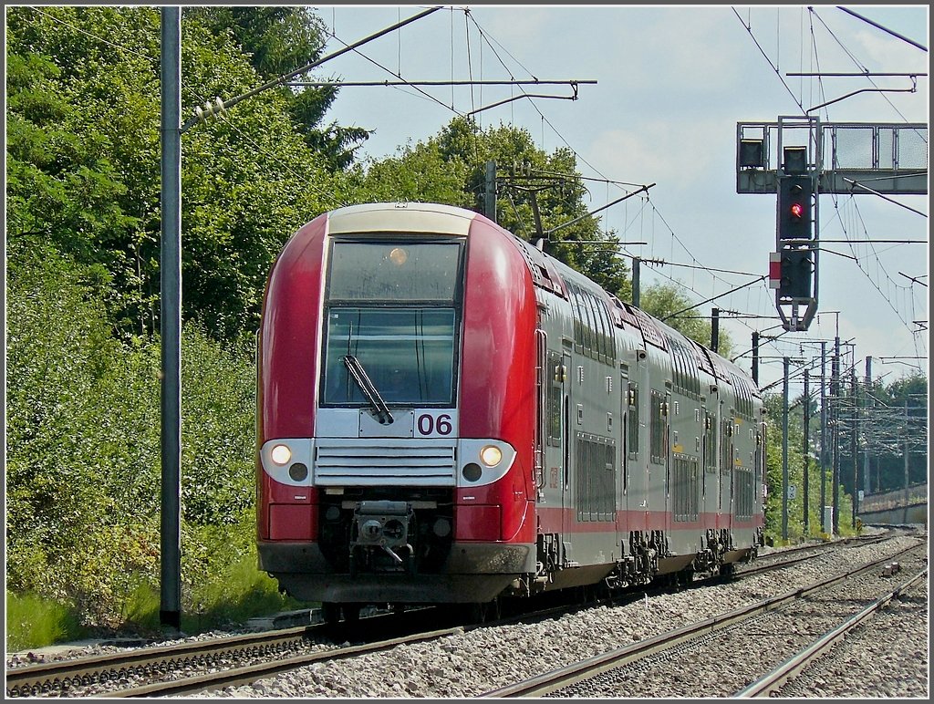 Der Triebzug 2206 erreicht am 04.08.09 die Haltestelle Lamadelaine. (Hans)