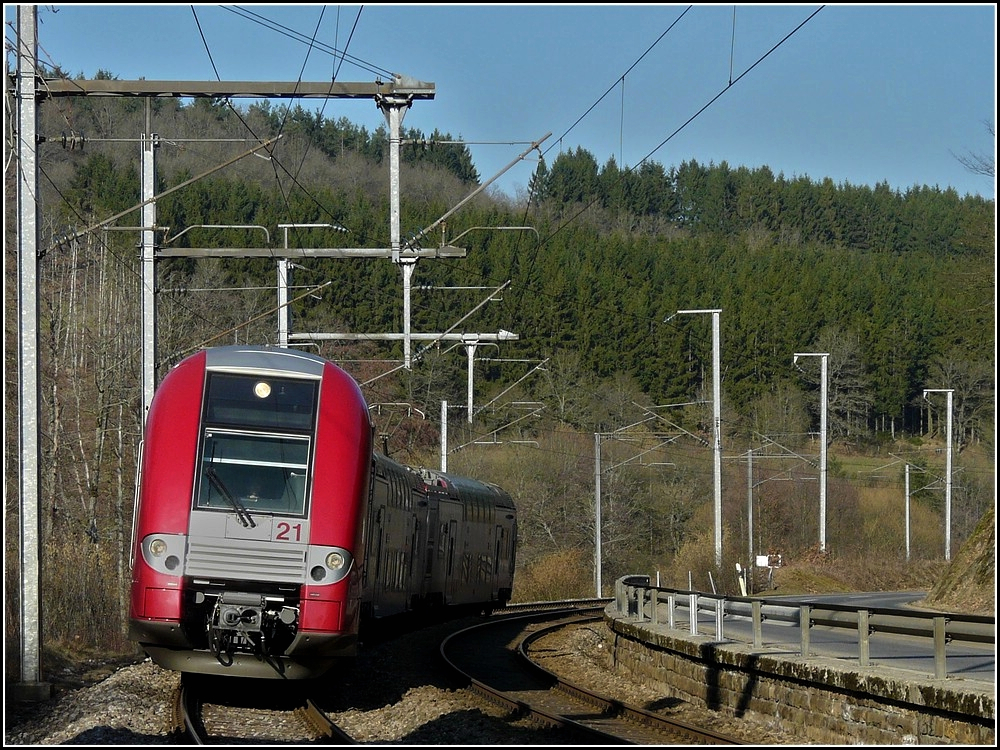 Der Triebzug 2221 konnte am 04.03.2011 in der Nhe von Enscherange auf dem Chip festgehalten werden. (Hans)