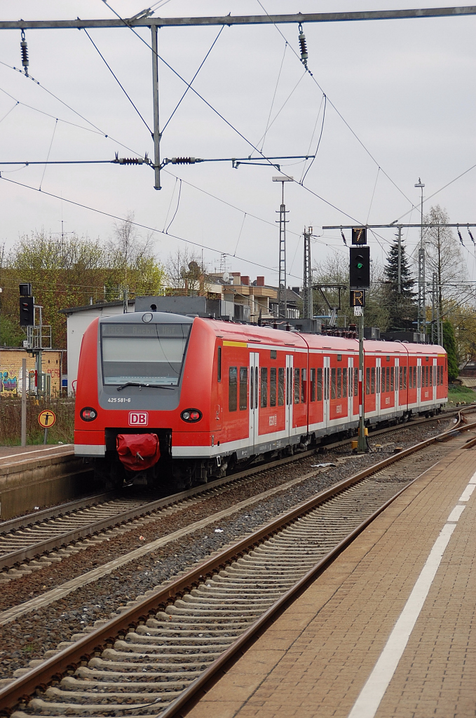 Der Triebzug 425 581-8 ist am 1.4.2011 auf der Linie RB33 nach Aachen gerade beim verlassen des Rheydter Hauptbahnhofes zu sehen.