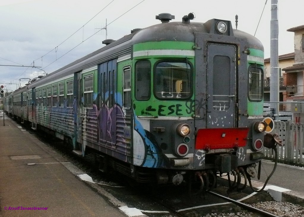 Der Triebzug ALe056 144 der LFI-TFT ist ein alter Belgier.Es ist der ehemalige SNCB AM56 144 (B&N1956), der nun in Italien unterwegs ist. Hier fhrt er als Regionalzug von Arezzo nach Stia.

2010-04-01 Giovi