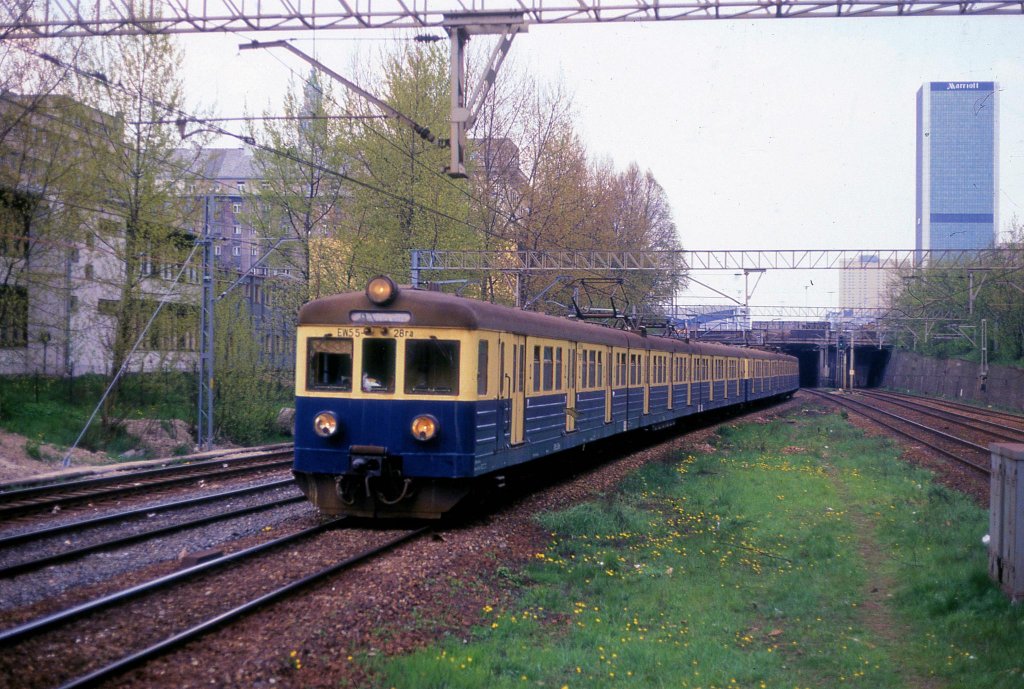 Der Triebzug EW 55-27ra kommt am 27.4.1991 aus dem unterirdisch angelegten
Hauptbahnhof Warschau Central.