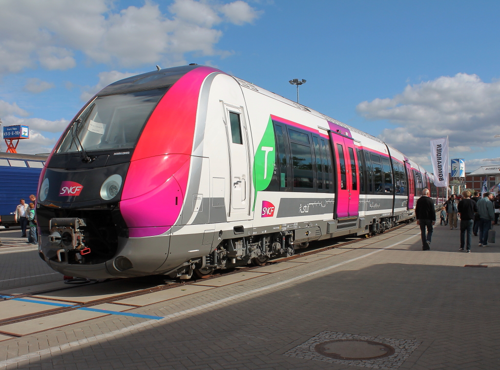 Der Triebzug SPACIUM 3.06 fr den franzsischen Bahnbetreiber SNCF (Z 50000) auf der InnoTrans 2012 am 23.09.2012. Der Triebzug kann sieben- bis achtteilig angepasst werden, ausgerichtet fr den Betrieb in zwei Systemen (1.5 kV DC und 25 kV AC) erreicht er eine Hchstgeschwindigkeit von 140 km/h.
Aussteller ist die Bombardier Transportation GmbH.
