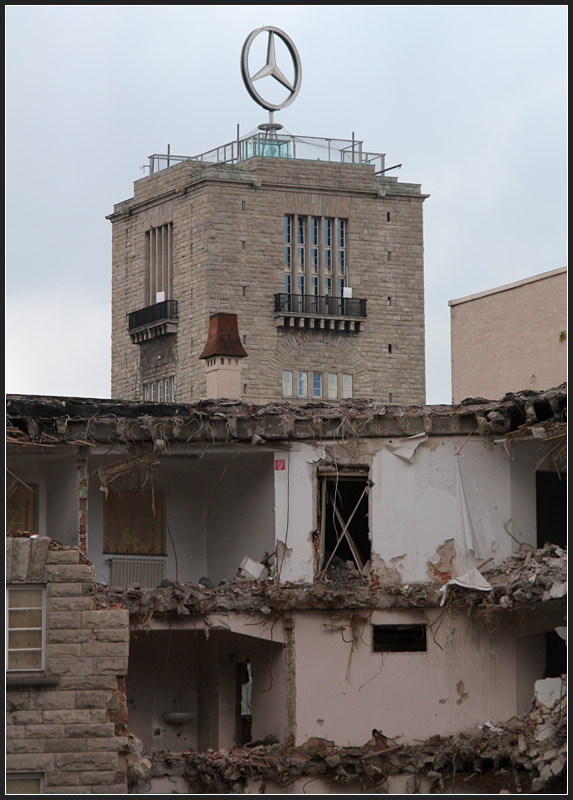 Der Turm beobachtet das Geschehen - 

Abrissarbeiten am Hauptbahnhof Stuttgart. 

31.08.2010 (M)