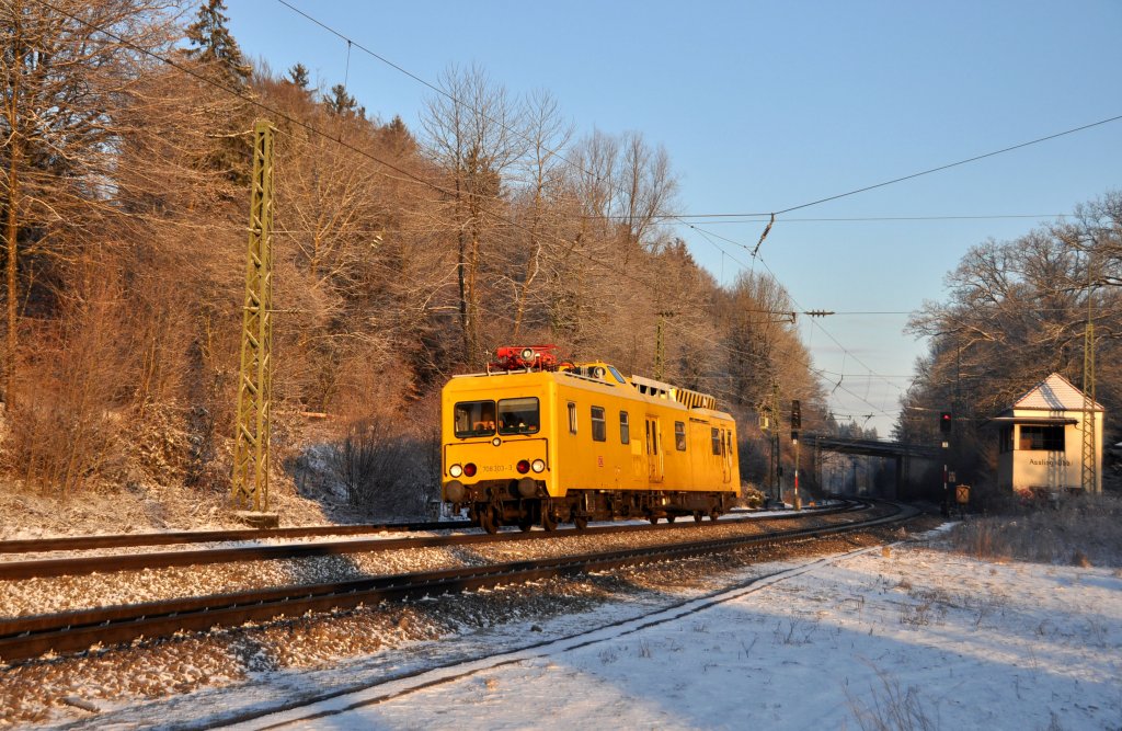 Der Turmtrienwagen 708 303 durchfhrt Aling in Richtung Rosenheim am 25.1.2012