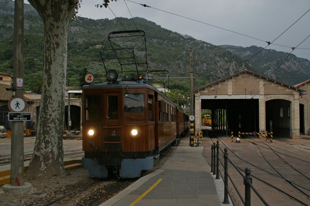 Der Tw 4 am 30.7.11 im Bahnhof Soller