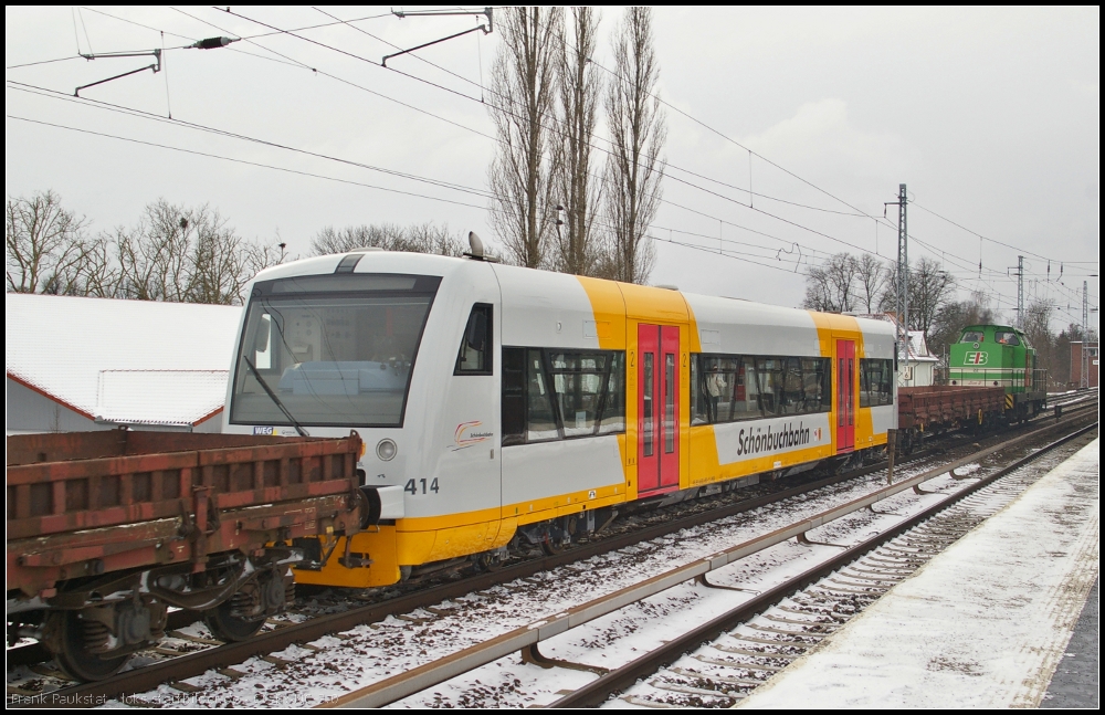 Der Tw 414 der Schnbuchbahn wird am 21.02.2013 von EB22 der Erfurter Bahn berfhrt, hier Hhe Berlin-Karow