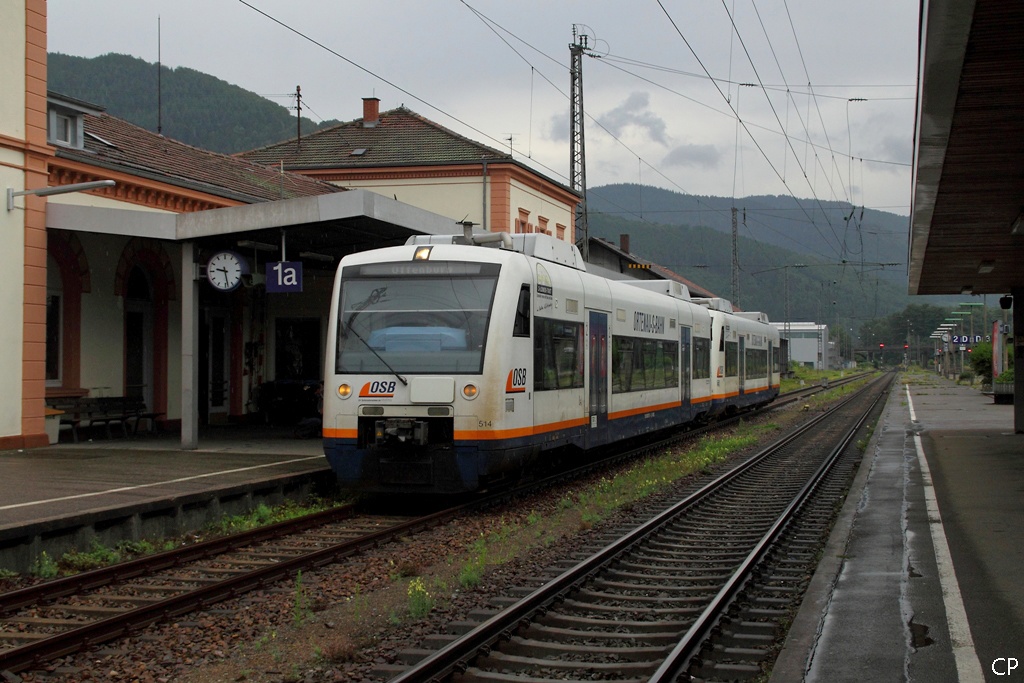Der Tw 514 der OSB erreicht Hausach. (22.8.2010)