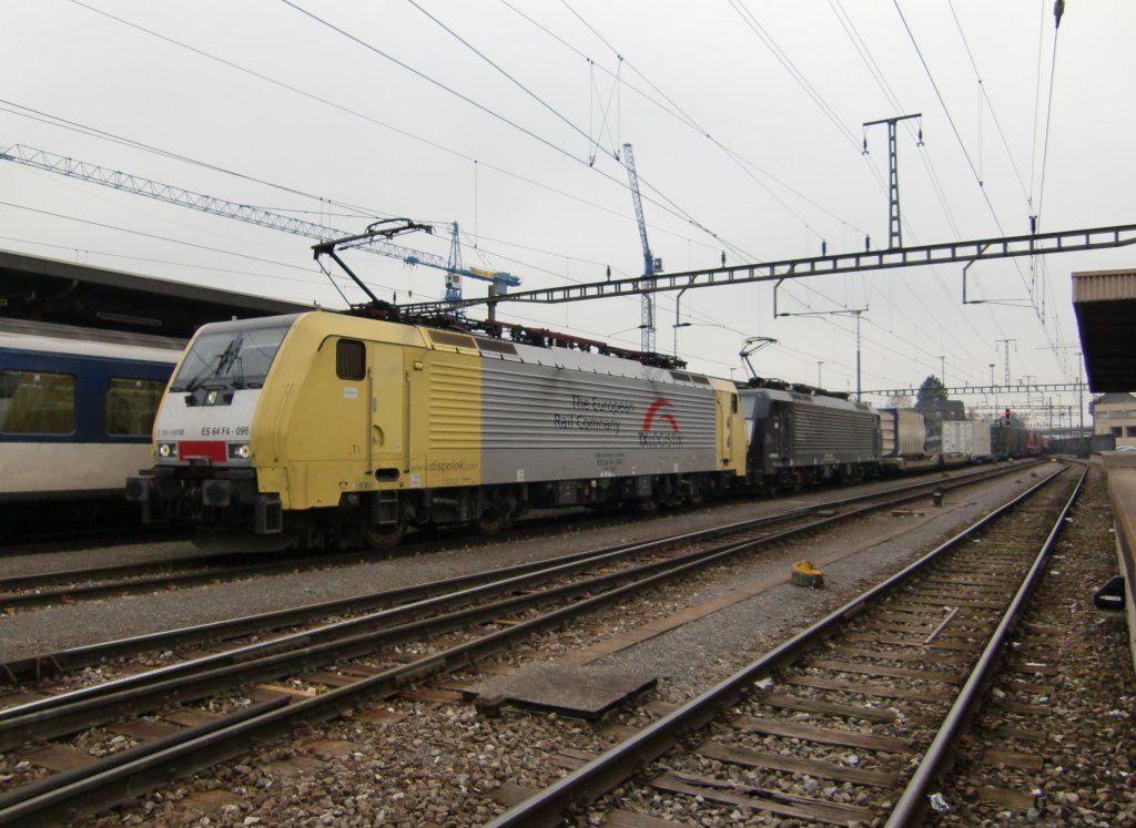 Der TXL kam am Samstag mit der ES 64 F4 096 und 098 in Rotkreuz vorbei. 20.11.2010