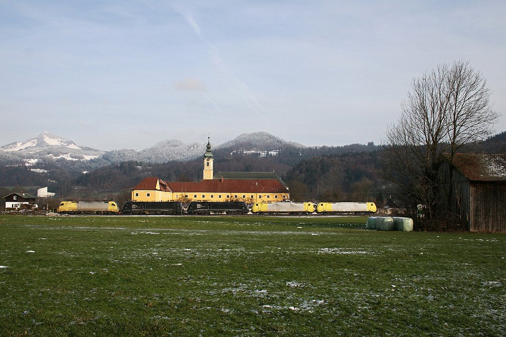 Der TXL Lokzug nach Kufstein, bestehend aus zwei 189 und drei 182, am 05.12.2009 vor dem Kloster Reisach bei Niederaudorf.