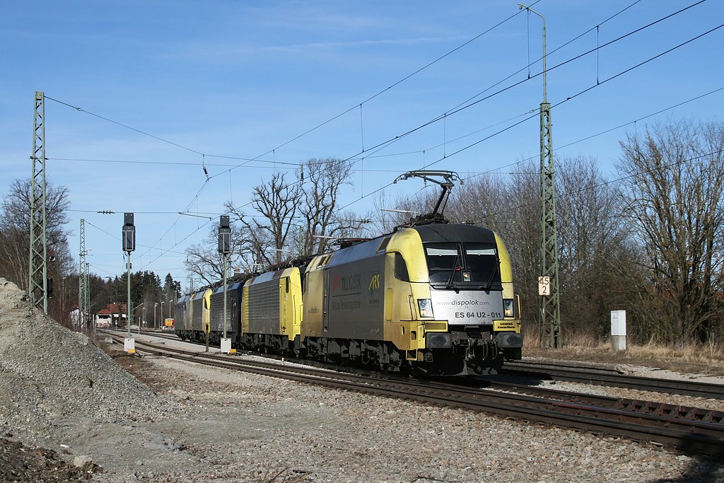 Der TXL Lokzug nach Kufstein mit 182 511 an der Spitze am 27.02.2010 in Aling. Die anderen Loks waren 189 927, 189 997, 182 513 und 185 540 Huskie.