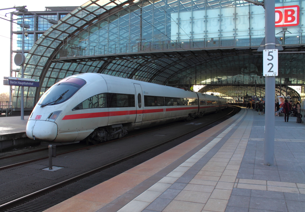 Der Tz 1506 (415 006-6)  Kassel  als ICE 1539 von Kln Hbf, der zweite Teil aus Dsseldorf Hbf nach Berlin Ostbahnhof am 01.03.2013 am Gleis 12 in Berlin Hbf. 