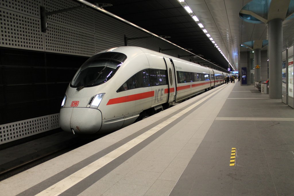 Der Tz 1521 als Ersatzzug IC 2802 fr den verspteten EC 174 aus Budapest von Dresden Hbf nach Hamburg-Altona beim Halt am 06.04.2012 in Berlin Hbf (tief) Gleis 8.