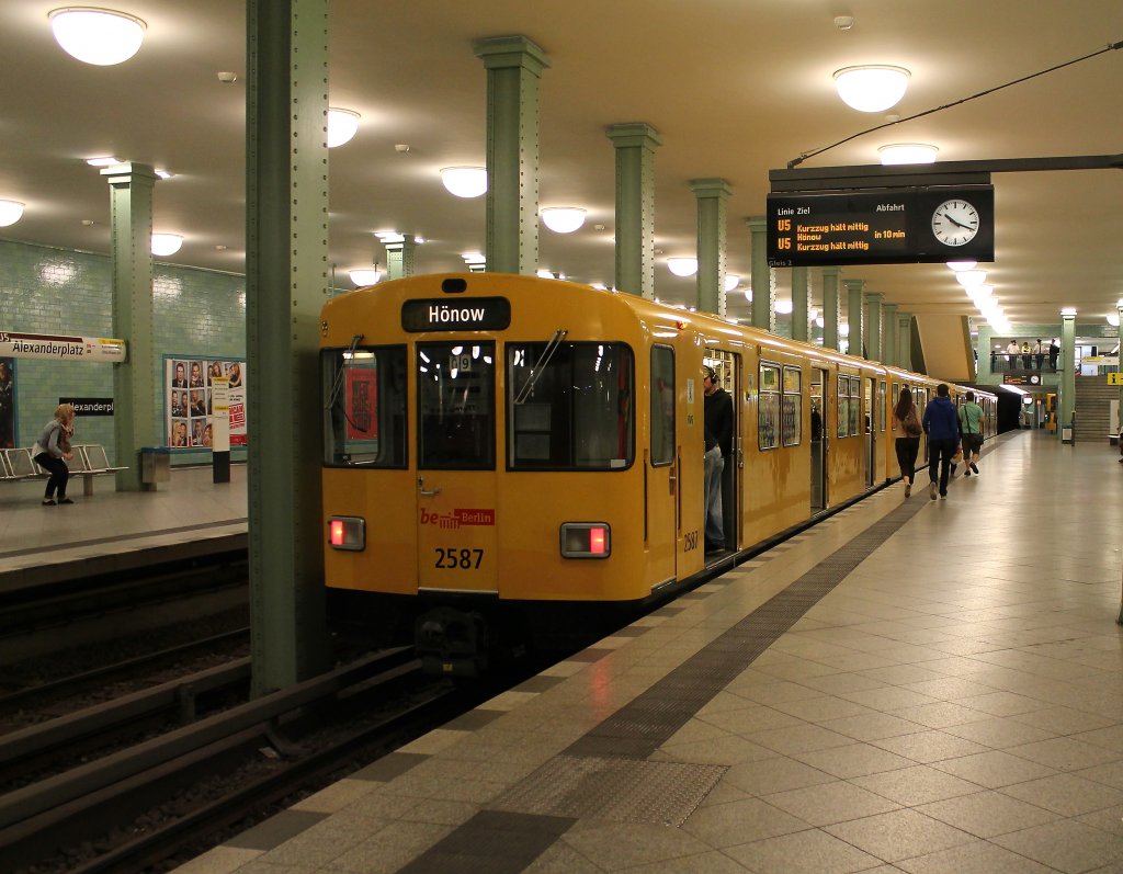 Der U-Bahnhof Berlin-Alexanderplatz am 27.04.2012. Hier der Bahnhof der Linie U 5 Alexanderplatz-Hnow.